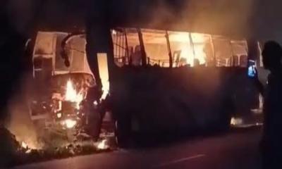 ফরিদপুরে থানার সামনে দাঁড়িয়ে থাকা বাসে আগুন