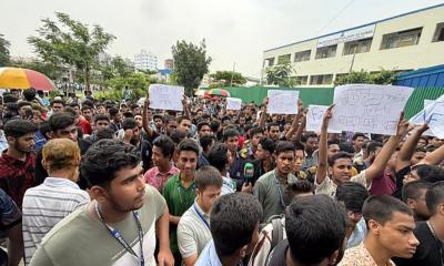 মাইলস্টোনে শিক্ষার্থীদের বিক্ষোভ, দুই উপদেষ্টার সঙ্গে চলছে আলোচনা