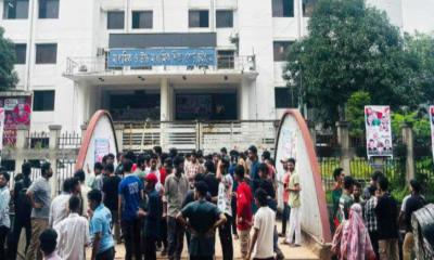 বিমান বিধ্বস্তে নিহতের ঘটনায় চট্টগ্রামেও শিক্ষার্থীদের বিক্ষোভ