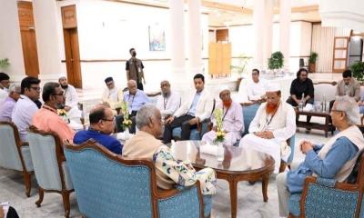 ১৩ রাজনৈতিক দলের সঙ্গে বৈঠকে প্রধান উপদেষ্টা