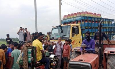আড়াইহাজারে সড়ক দুর্ঘটনায় নারীসহ ২ জন নিহত