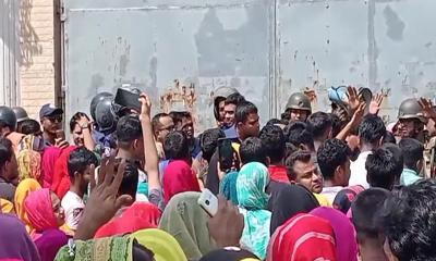 আশুলিয়ায় শ্রমিকদের সড়ক অবরোধ, ১৫ কারখানায় ছুটি ঘোষণা