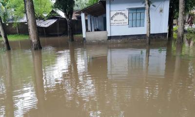 ভাটপাড়া বালিকা বিদ্যালয়ে হাঁটু পানি, দুর্ভোগে শিক্ষার্থীরা