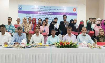 অভয়নগরে কৃতি শিক্ষার্থীদের মাঝে পুরস্কার বিতরণ