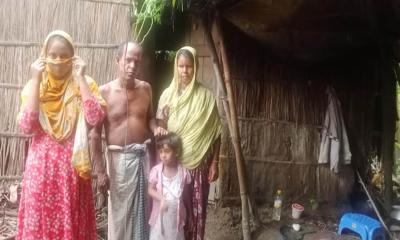 ভাঙাচোরা ঝুপড়ি ঘরে বসবাস ডিম বিক্রেতা ইয়াদ আলীর