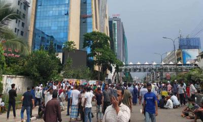 বিআরটিএ ভবন ঘেরাও, আটকা কর্মকর্তা-কর্মচারীরা