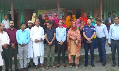 জেলা প্রশাসকের উদ্যোগ: চরাঞ্চলের নারীরা নকশিকাঁথা তৈরি করে স্বাবলম্বী