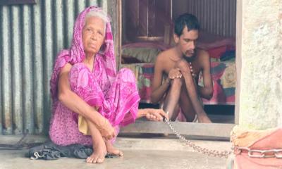 ৩০ বছর ধরে শিকলে বন্দি সাইফুল, ভিক্ষা করে খাওয়াচ্ছেন মা