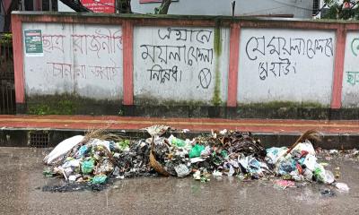 ঢাকা আলিয়া মাদ্রাসার প্রবেশপথে ময়লার ভাগাড়: দ্রুত সমাধানের দাবি