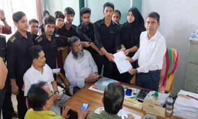 ফেনীর জয়নাল হাজারী কলেজে ছাত্র রাজনীতি নিষিদ্ধের দাবিতে বিক্ষোভ