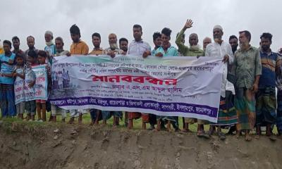 ইসলামপুরে যমুনা নদী ভাঙন রোধে এলাকাবাসীর মানববন্ধন
