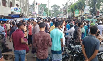 গোপালগঞ্জে হামলার প্রতিবাদে ঝালকাঠিতে সড়ক অবরোধ ও বিক্ষোভ