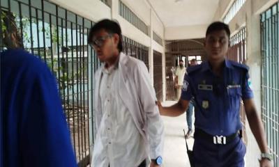 যশোর জেনারেল হাসপাতালে ভুয়া চিকিৎসক আটক, পুলিশে সোপর্দ