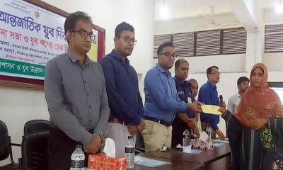 পলাশবাড়ীতে যুব ঋণের চেক বিতরণ