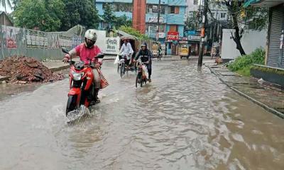 বরিশালে সূর্যের দেখা মিললেও কমেনি জলাবদ্ধতা