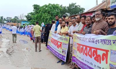 পাটগ্রামে সড়ক সংস্কারের দাবিতে মানববন্ধন