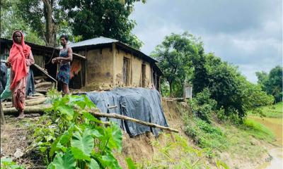 লোহাগাড়ায় খালের ভাঙনে বিলীনের পথে পাঁচটি বসতবাড়ি