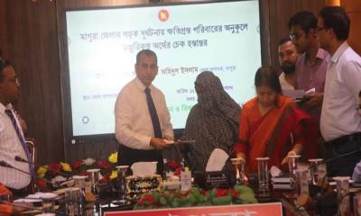 মাগুরায় সড়ক দুর্ঘটনায় ক্ষতিগ্রস্ত পরিবারকে ৪৬ লাখ টাকার আর্থিক সহায়তা