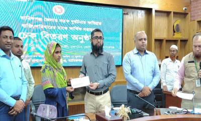 মানিকগঞ্জে সড়ক দুর্ঘটনায় ক্ষতিগ্রস্ত ১৬ পরিবারকে ৭৬ লাখ টাকা সহায়তা