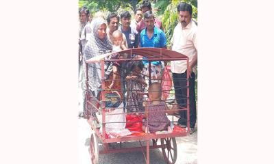 ঠেলাগাড়িতে চার সন্তান নিয়ে পথে পথে জান্নাত, স্বামী নেই, ঘরেও খাবার নেই