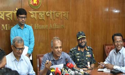 আইনশৃঙ্খলা বাহিনীর হারানো অস্ত্রের সন্ধান দিলে মিলবে পুরস্কার