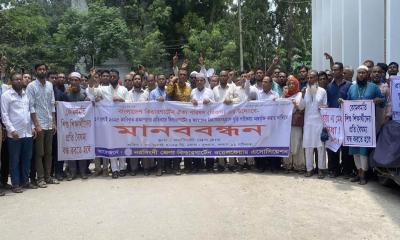বৃত্তি পরীক্ষায় অন্তর্ভুক্তির দাবিতে নরসিংদীতে কিন্ডারগার্টেন শিক্ষক-শিক্ষার্থীদের মানববন্ধন