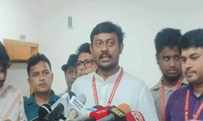 ইসির অঙ্গজুড়ে সামরিক ও দলীয় পোশাকে আবৃত
