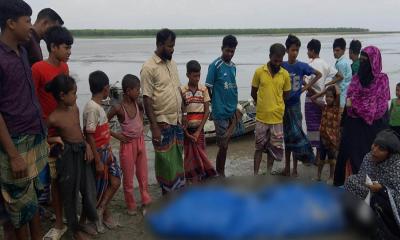 মেঘনায় নোঙর করা ট্রলারে বাল্কহেডের ধাক্কা: নিহত ২