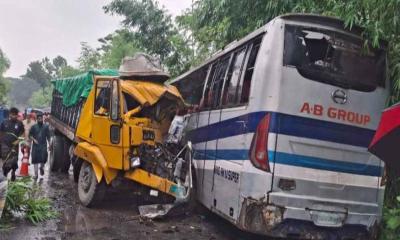 পাবনায় বাস-ট্রাকের মুখোমুখি সংঘর্ষে নিহত ৩