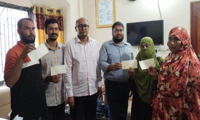 পাবনায় বাংলাদেশ শ্রমিক কল্যাণ ফাউন্ডেশনের আর্থিক সহায়তার চেক বিতরণ