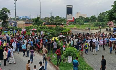 যমুনা সেতু সড়ক অবরোধ শিক্ষার্থীদের: ঢাকা-উত্তরবঙ্গ যোগাযোগ বন্ধ