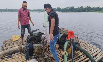 গোয়ালন্দে ইউএনওর অভিযানে পাঁচটি ড্রেজিং মেশিন ও পাইপ ধ্বংস