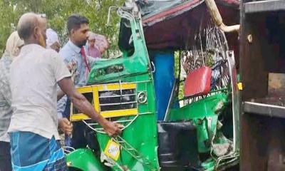 কক্সবাজারে ট্রেনের ধাক্কায় অটোরিকশা দুমড়ে-মুচড়ে নিহত ৪