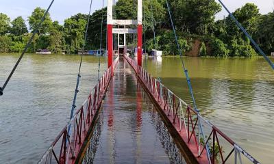 ঝুলন্ত সেতুর পাটাতন ডুবে যাওয়ায় পর্যটকদের চলাচলে নিষেধাজ্ঞা