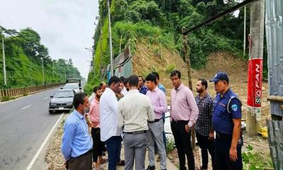 সীতাকুণ্ডে পাহাড় কাটার দায়ে এক লাখ টাকা জরিমানা