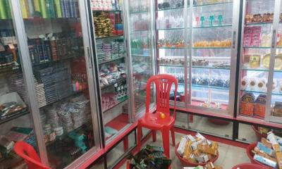 টাঙ্গাইলে শপিংমল থেকে নকল প্রসাধনী জব্দ