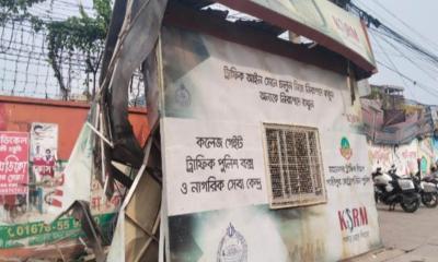 টঙ্গীতে ট্রাফিক পুলিশ বক্সে উঠে গেল বালুবোঝাই ট্রাক, দুই পুলিশ সদস্য আহত