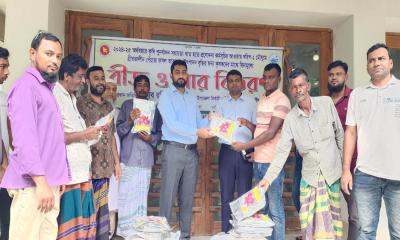 ভেড়ামারায় ক্ষুদ্র ও প্রান্তিক কৃষকদের মাঝে বিনামূল্যে বীজ ও সার বিতরণ