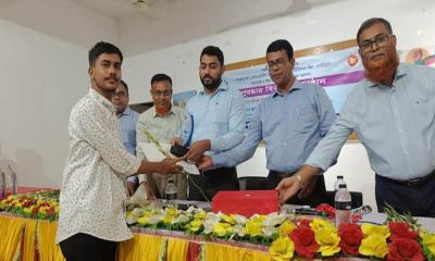 ভেড়ামারায় মেধাবী শিক্ষার্থীদের মাঝে ক্রেস্ট ও সনদ বিতরণ