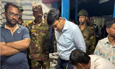 সরকার নির্ধারিত দামের চেয়ে বেশি দামে সার বিক্রি: যৌথ বাহিনীর অভিযান