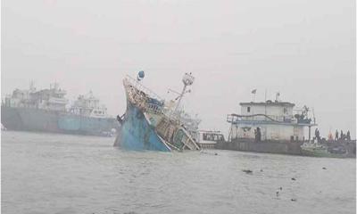 চাঁদপুরে ১৮ হাজার বস্তা সিমেন্ট নিয়ে জাহাজডুবি
