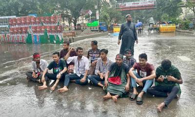 ফের শাহবাগ অবরোধ করে রেখেছে জুলাই যোদ্ধারা