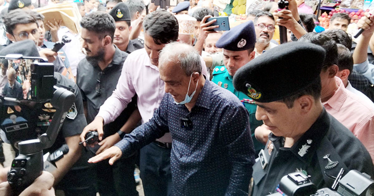 নিষিদ্ধ পলিথিন রোধে কৃষি মার্কেট পরিদর্শনে স্বরাষ্ট্র উপদেষ্টা
