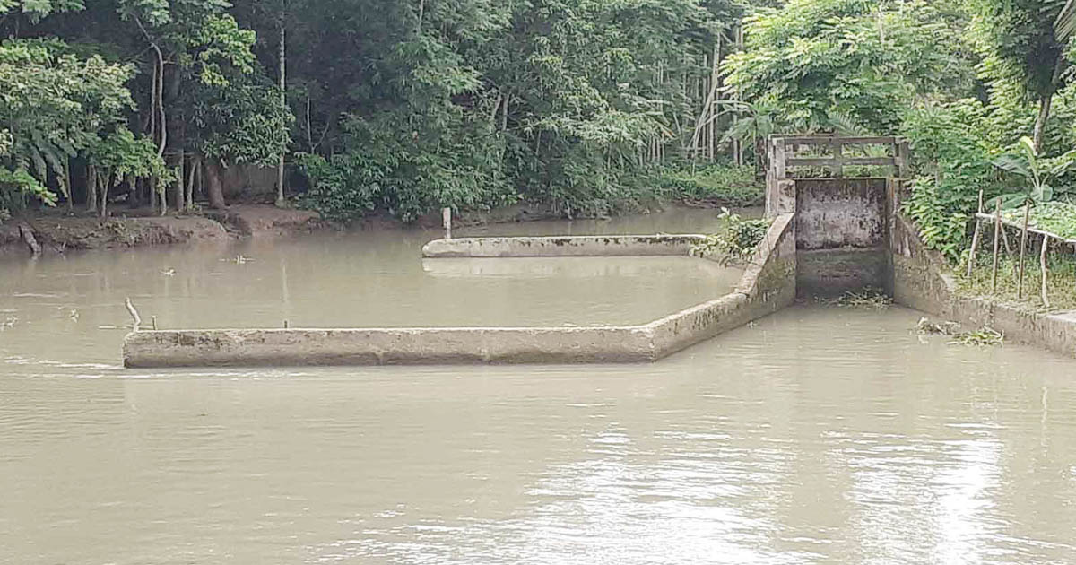 সুইচগেটের পার্শ্ব ভেঙ্গে যাওয়ায় দুই শতাধিক পরিবার আতঙ্কে