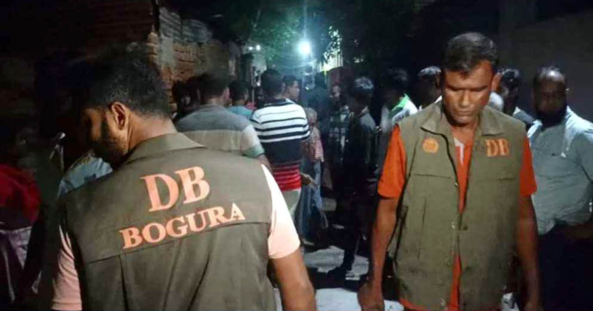 আসামিকে ধরতে গিয়ে পুলিশ সদস্যরা হেনস্তার শিকার