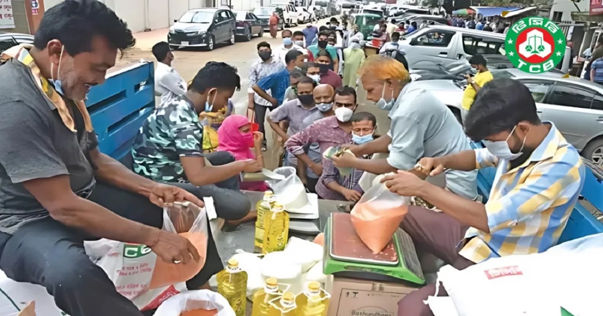 ভ্রাম্যমাণ ট্রাকে বিক্রি হচ্ছে টিসিবির পণ্য