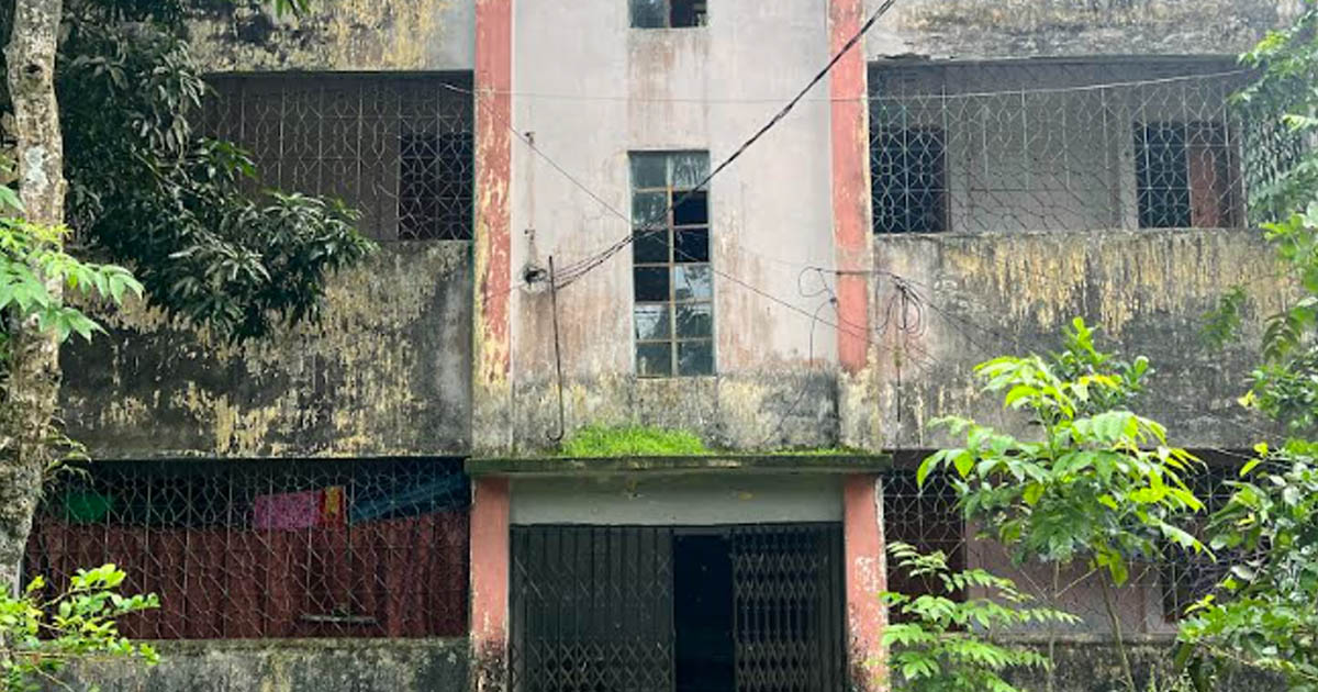 ভেদরগঞ্জে ঝুঁকিপূর্ণ ভবনে সরকারি কর্মকর্তাদের বসবাস, বৃষ্টি হলেই ছাদ চুঁইয়ে পড়ে পানি