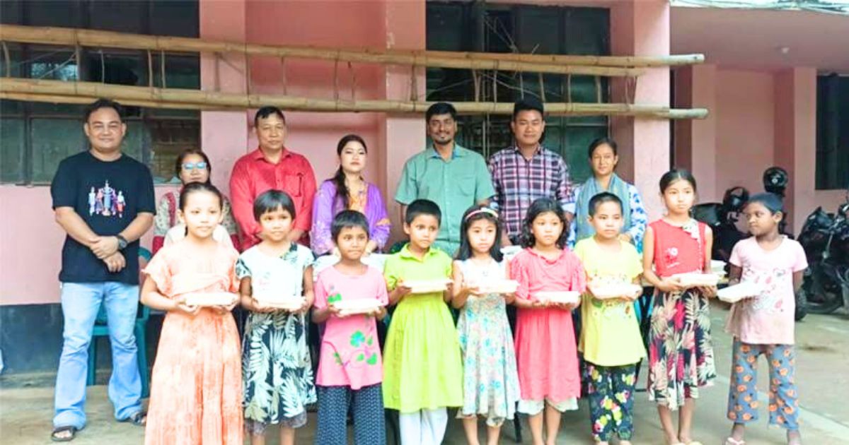 রাঙামাটিতে শিশুদের মাঝে মৌসুমি ফল বিতরণ