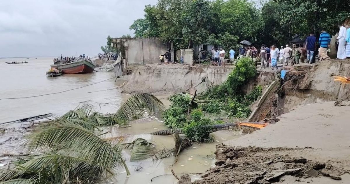 পদ্মা সেতু রক্ষা বাঁধে ৩০০ মিটার ধস, নদীগর্ভে বিলীন ২০ স্থাপনা