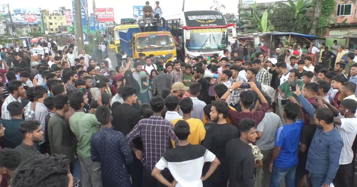 বরিশালে ৬ দফা দাবি বাস্তবায়নে মহাসড়ক অবরোধ